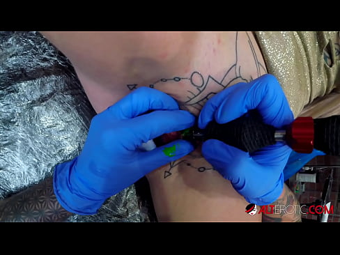 ❤️ Uiters getatoeëerde hottie Sully Savage het 'n tatoeëermerk op haar klitoris gekry ❤️ Fok op af.courseclass.ru ﹏
